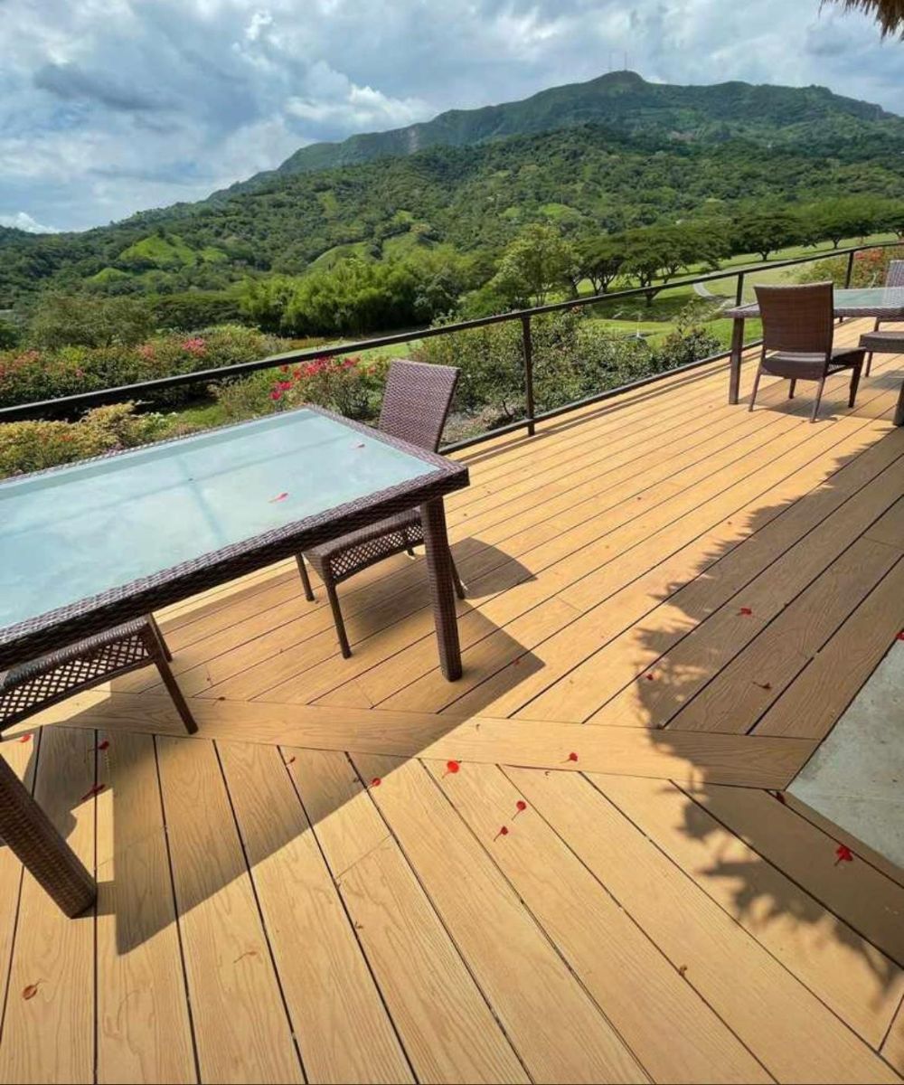 DECK EXTERIOR + REVESTIMIENTO JACUZZI