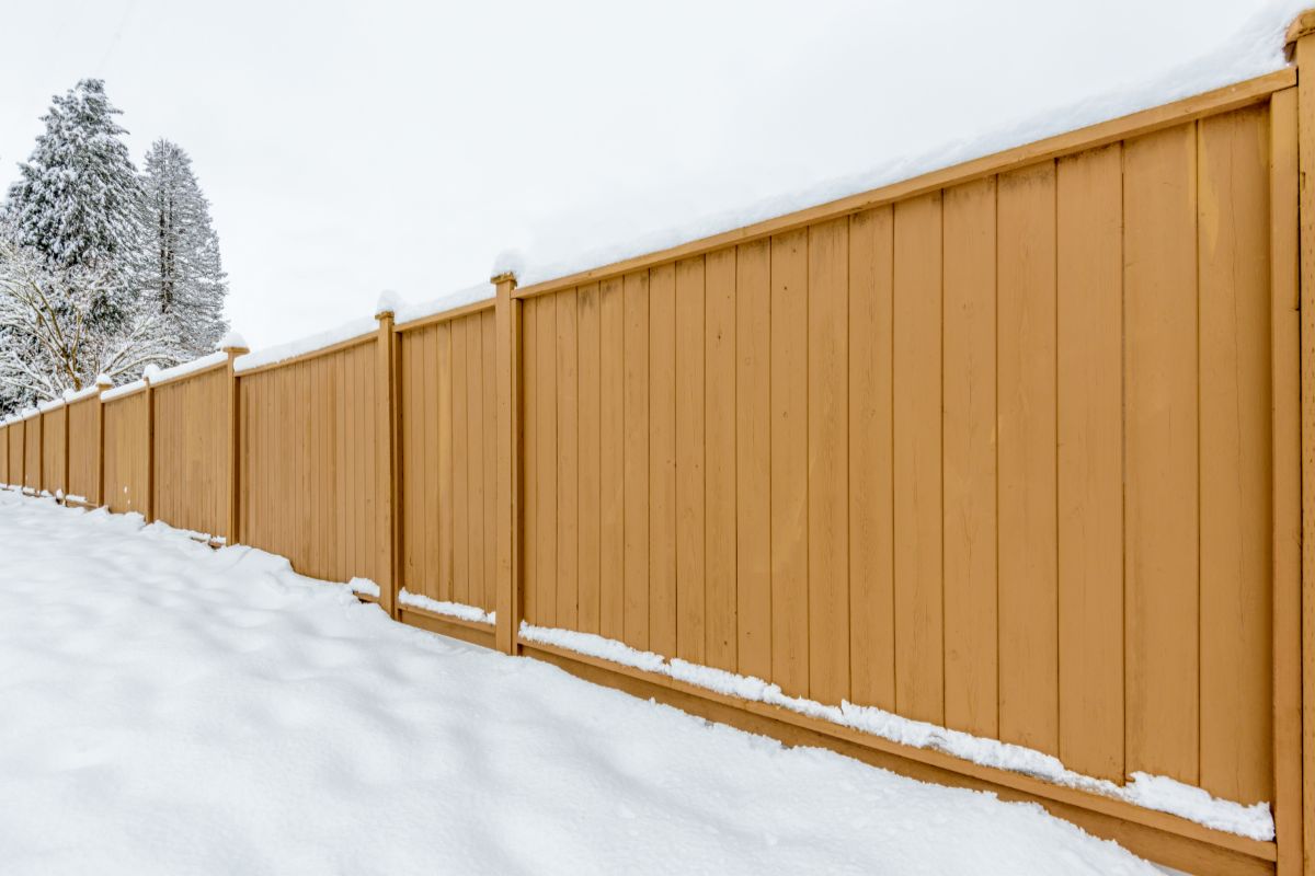 Cercos y cerramientos: cómo la madera plástica mejora la seguridad y estética